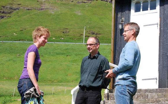 Ferðafólk vitja kirkjuna í Bø