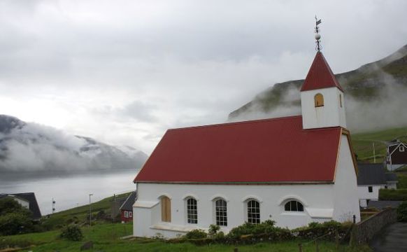 Mikladals kirkja umvæld