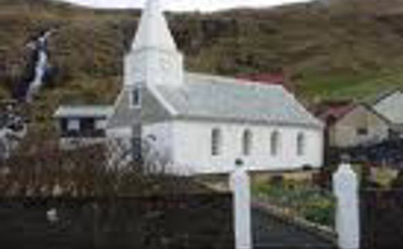 Takkarorð.
Við handanina av trygdarmontri.
Fámjins kirkja.
8. september 2010.