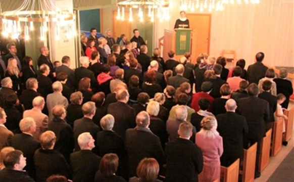 1000 væl nøgd fólk.