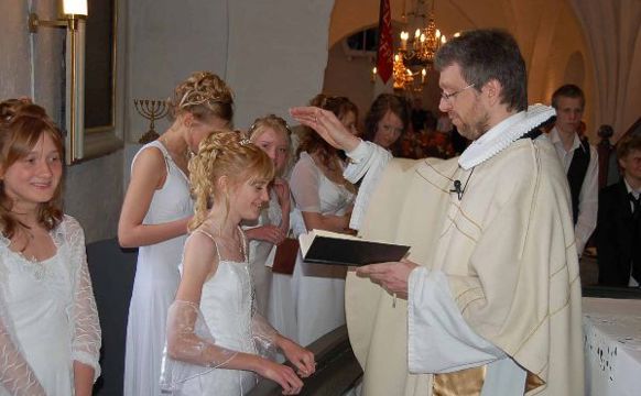 Siga kirkjuni farvæl eftir fermingina