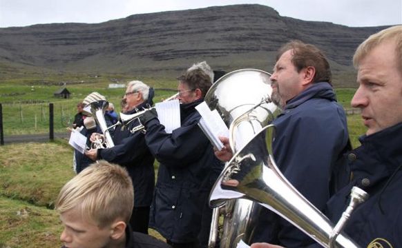 Tala í sambandi serligt minningarhald í Svínoy 28.08.2011