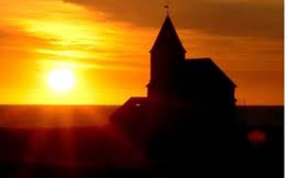 Kirkjan, halgidómur ella fornminni?