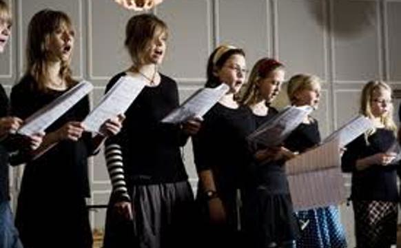 Kirkju- og ungdómskór syngur undir gudstænastuni í Christianskirkjuni sunnudagin 19. februar