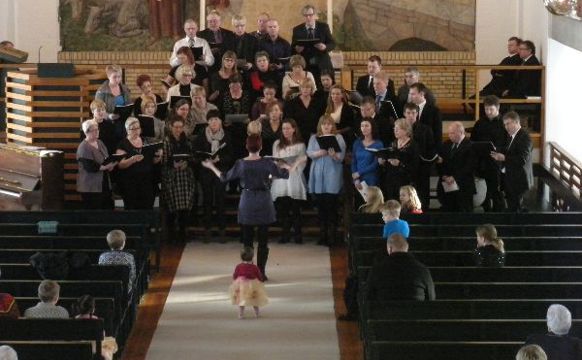 Ung og eldri syngja sama sang