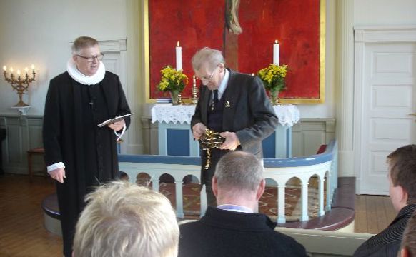 Arndal Haraldsen, klokkari við Miðvágs kirkju heiðraður