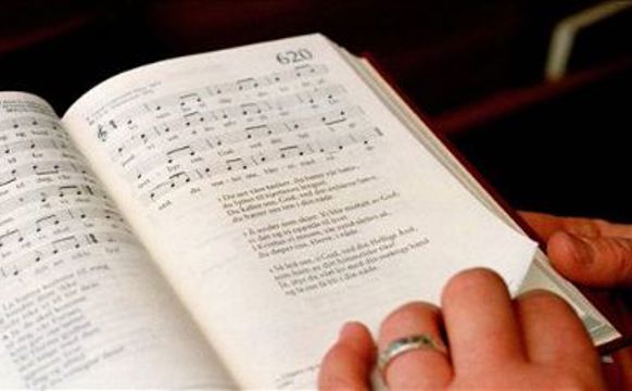 ”Kringsatt av fiender” er IKKI ein sálmur