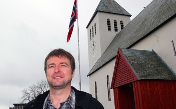 Prestur vil av við krossin