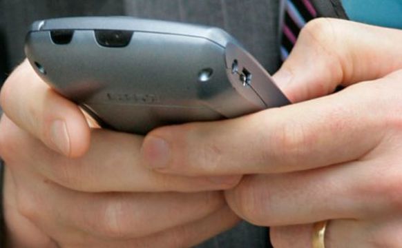 Talvan gongur við fartelefonini