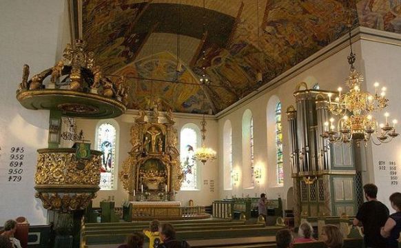 Fleiri og fleiri fara í kirkju