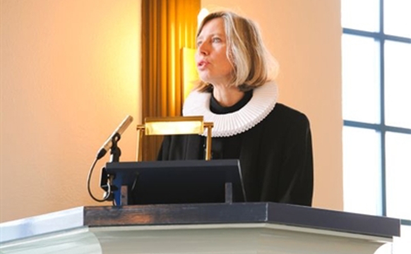 Inga Poulsen Dam innsett sum sóknarprestur.