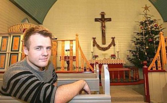 Í kirkjuni finna fólk ein frið, tey ikki finna aðrastaðni