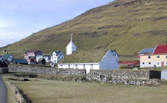 Bygdu fýra kirkjur í senn