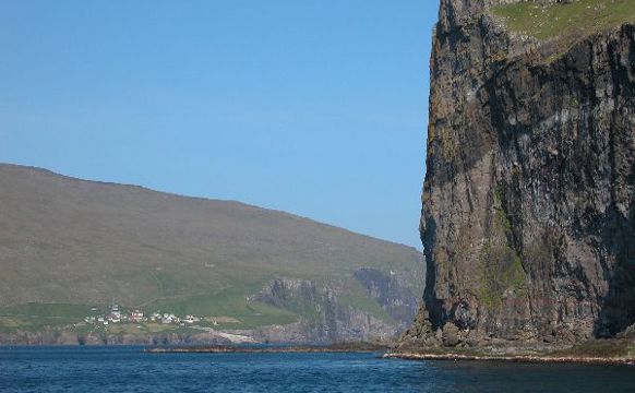 Fekk stein í høvdið á veg í kirkju.