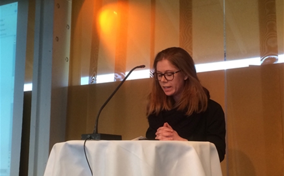 Maria prestur heldur andakt