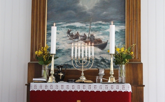 Ferming og nýggjur altardúkur í Mikladals kirkju skírhósdag