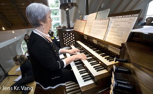 Erla lyft sálmasangin í Vestmanna á hægri støði.