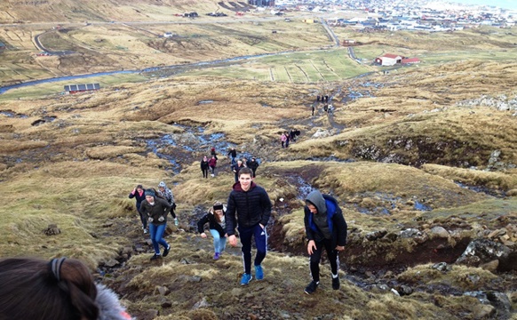 KONFIRMANTAR GONGUTÚR TIL KIRKJUBØAR