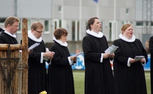 Kirkjan kemur til fólkið