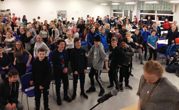 Konfirmantar knýta vinabond