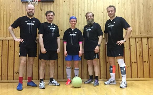 Prestarnir fara at spæla firmafótbólt