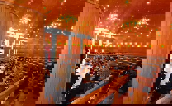 Mánamorgunin byrjar Vøggusangurin aftur í Hoyvíkar kirkju.