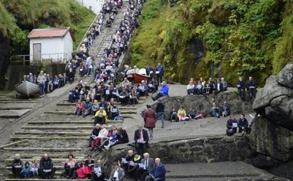 Gudstænasta í Gjónni við Gjógv við kór-, urgu- og horntónleiki