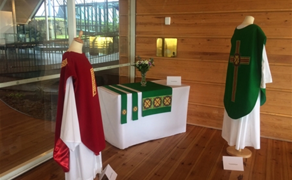 Paulina Eliasen greiðir frá um kirkjuklæði í Norðurlandahúsinum