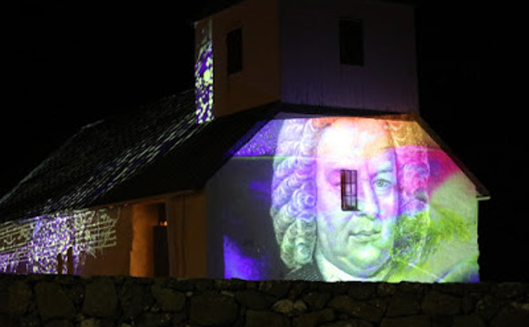 Lýstu Bach bæði við tónleiki og kertum