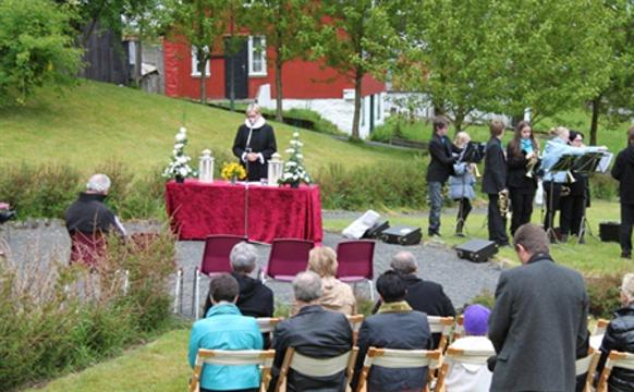 Útigudstænastur: - Ein øðrvísi uppliving av kirkjuni