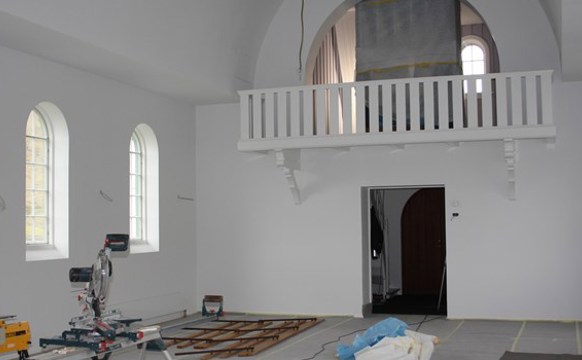 Sleppa nú aftur í eina nærum nýggja kirkju