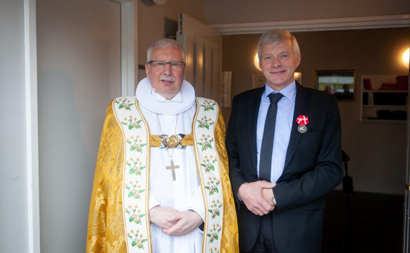 Biskupur handað Mariusi Jacobsen “fortjenestemedalje” í silvuri fyri drúgva og trúgva tænastu