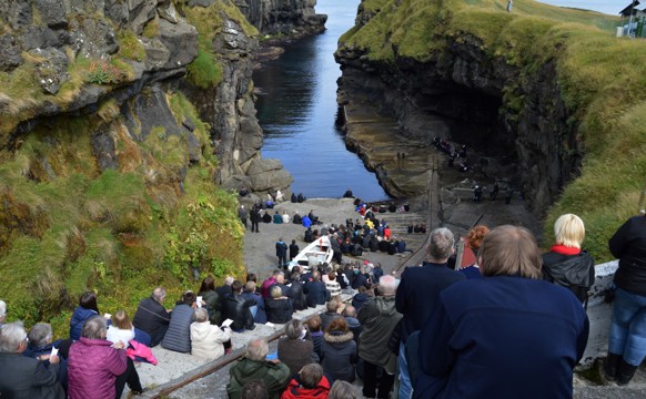 Gudstænasta við Gjógv.jpg