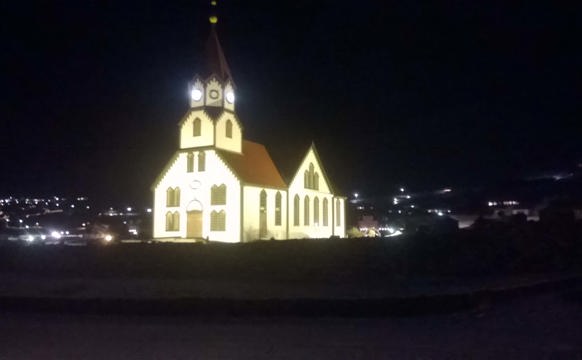 Kirkjan í myrkri.jpg