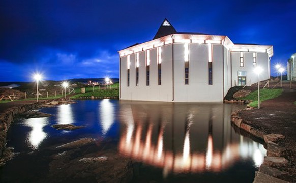 Hoyvíkar Kirkja Tjørn (3)